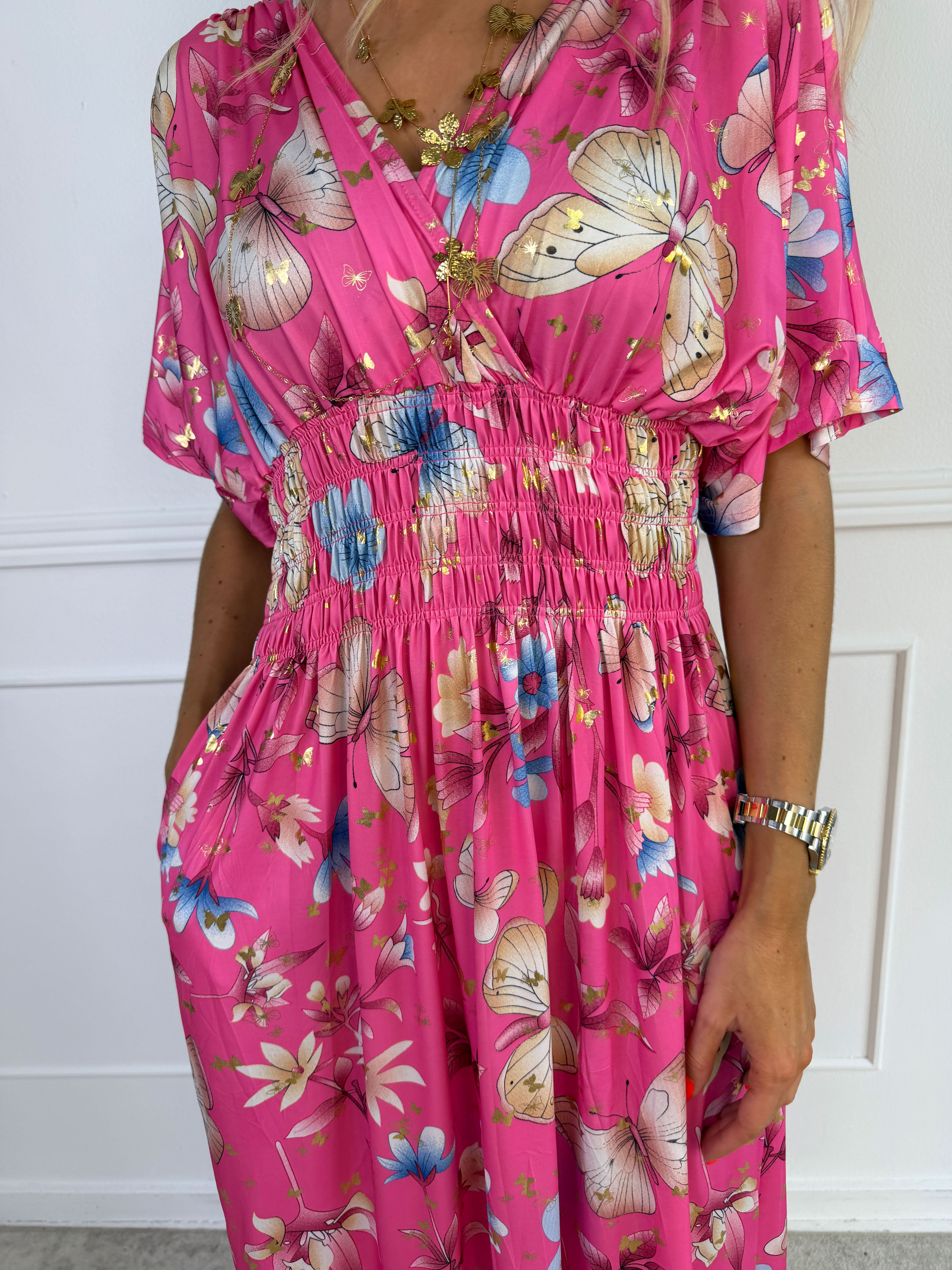 Pams Fairytale - Lang elastisk kjole i fint blomster- og sommerfugleprint